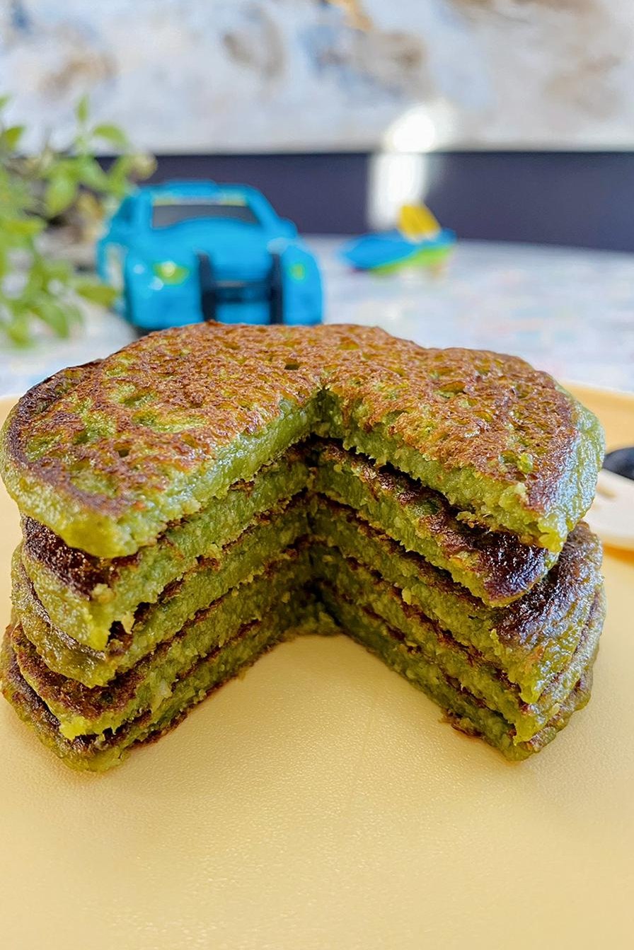 Stack of fluffy spinach banana pancakes for babies and toddlers, a healthy iron-rich breakfast made with spinach and banana, naturally sweet with no added sugar.